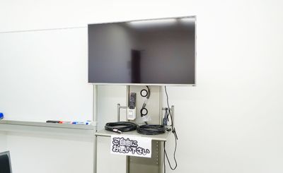モニター(40型)常設
HDMI・RGBケーブルつき - TKP神田ビジネスセンター M804の室内の写真