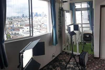 景色の良い新規オープン駅2分 《中野駅徒歩2分》風通し抜群！暖かい開放感ある明るい中野の室内の写真