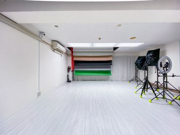 スタジオ内は広々、機材もペーパーも無料で利用OK - Studio Bis 五反田徒歩3分！動画撮影・配信が人気【Studio Bis】の室内の写真