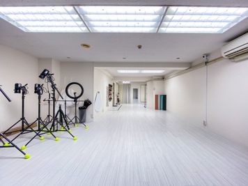 64㎡の広々空間、着替えスペースもトイレもございます。 - Studio Bis 五反田徒歩3分！動画撮影・配信が人気【Studio Bis】の室内の写真