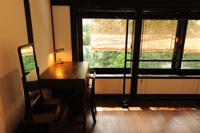 窓の外に高瀬川が見えるオフィススペース
テレワークにどうぞ - 京都高瀬川の町家  CanalHouseの室内の写真