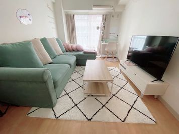 採光良好で落ち着いた空間と好評です。 - トーノア🏠新大阪 テレワーク、商談、ビジネス、作業の室内の写真