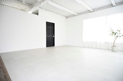 無垢の黒いドアの左右に広がる白壁（このドアはスタジオ事務所なので開けられません） - mo' better（モーベター） フォトスタジオの室内の写真