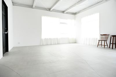 モルタル床のスペースは天井、壁、窓枠は全て白く、リネンのレースカーテンで光回りも良いシンプルな空間 - mo' better（モーベター） フォトスタジオの室内の写真