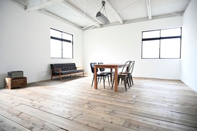 杉古材を使った床が人気のウッドスペース、白い壁に黒い窓枠で落ち着いた空間 - モーベター フォトスタジオの室内の写真