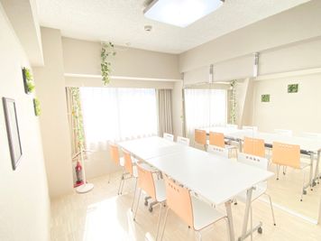 🍀自然光で明るい/窓/壁一面大型鏡☆新大阪駅歩0分/ゴミ捨場有/会議/撮影/控え室/レッスン骨格診断/カラー診断/面接✨ - 壁一面鏡大型鏡レンタルスペース🌟オハナ新大阪