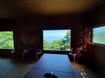 海の見える撮影場所ハコスコカフェ ワーケーション/研修/ギャラリーの室内の写真
