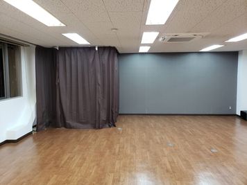 防音カーテンは着替えスペースとしても使えます☆ - レンタルスタジオ BigTree 岸和田店　の室内の写真