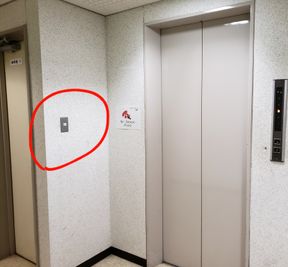 夜間ご利用の方は３階エレベーター降りてすぐ右手に廊下の電気のスイッチがあります。 - レンタルスタジオ BigTree 岸和田店　の設備の写真