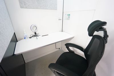 フットレスト付の椅子で快適にお過ごしいただけます。 - RemoteworkBOX HKTビル神保町店 No.1の室内の写真