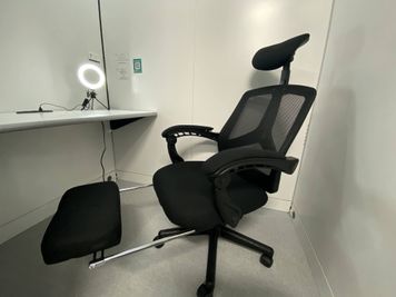 フットレスト付きの椅子で快適にお過ごしいただけます。 - RemoteworkBOX HKTビル神保町店 No.5の室内の写真