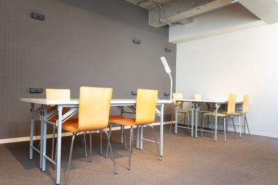 広々とした空間の他に、別室の会議室もご用意しております！21.5型ワイド液晶ディスプレイ、ホワイトボードも無料でご利用いただけます。 - THE STAY OSAKA コワーキング・多目的スペースの室内の写真