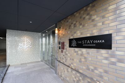 エントランスはこちらです。自動ドアをくぐり、エレベーターか階段で2階にお越しください！ - THE STAY OSAKA コワーキング・多目的スペースの入口の写真