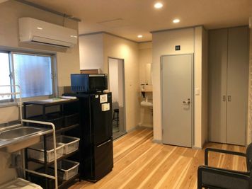 共用冷蔵庫、電子レンジ - シェアサロン ハコガシ 3F 305号室内 B号室の設備の写真