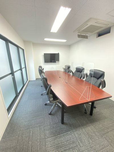 最大12名分の椅子をご用意しております。 - 桜川駅徒歩１分 レンタル会議室 レンタルスペースの室内の写真