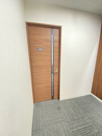 入口は扉が二重になっているので、プライベートな空間をしっかりと守ることができます！ - 桜川駅徒歩１分 レンタル会議室 レンタルスペースの入口の写真