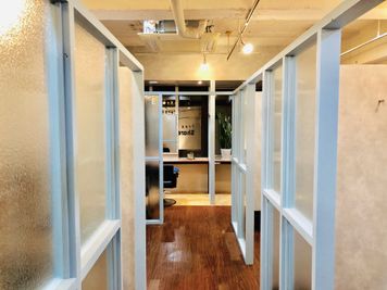 西海岸をイメージしたサロンです。 - Reir ヘアーサロンブース2の室内の写真