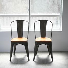 スタジオ内の椅子やテーブルなどは違ったテイストがいくつかあります（常備品） - モーベター フォトスタジオの設備の写真