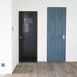 左側の黒いドアがスタジオ入り口です（スタジオ側からの写真です）開口部が狭く、H195xW65cm程なので組立でないテーブルやソファーなどの搬入はできません。 - モーベター フォトスタジオの入口の写真