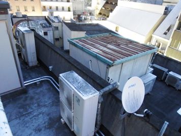 屋上に設置したエアコンの室外機 - サムライ会議室 貸切フロア(5階)の設備の写真