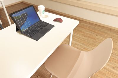 テレワークに -  レンタルスペース【Blue season】  スタイリッシュ空間で会議・面接・撮影・テレワーク・ママ会・女子会の室内の写真