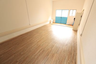 ヨガやピラティスに
※机は動かしていただいて結構です。 -  レンタルスペース【Blue season】  スタイリッシュ空間で会議・面接・撮影・テレワーク・ママ会・女子会の室内の写真