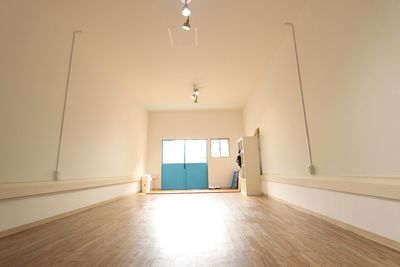 ヨガやピラティスに
※机は動かしていただいて結構です。 -  レンタルスペース【Blue season】  スタイリッシュ空間で会議・面接・撮影・テレワーク・ママ会・女子会の室内の写真