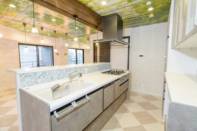 清潔感のある白いアイランドキッチンが素敵です - 水天宮リバーサイドスタジオ キッチン付きレンタルスタジオの室内の写真