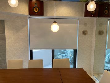 窓は全て白いロールスクリーンがございます - 水天宮リバーサイドスタジオ キッチン付きレンタルスタジオの室内の写真