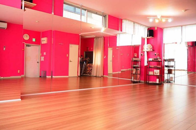大きな鏡が壁に２面！
ピンクを基調としたポップな内装のスタジオです - レンタルスタジオPiatto越谷 Piatto越谷駅前店の室内の写真