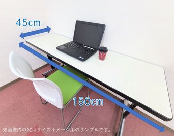 １名様につきテーブル１台と電源タップをご用意いたします。
もちろん　Wi-Fi　をご利用いただけます。 - ホテルアスティア名古屋栄 テレワーク等シェアスペース　Aの室内の写真