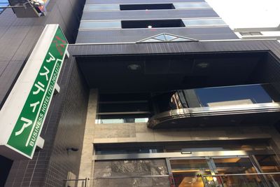 ホテル入口です。
フロントへお進みください。 - ホテルアスティア名古屋栄 テレワーク等シェアスペース　Aの外観の写真