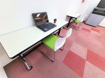 ご利用の人数により
レイアウトは変更いたします。個室プランもございます。 - ホテルアスティア名古屋栄 テレワーク等シェアスペース　Aの室内の写真