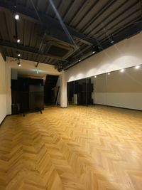 BTS ダンススタジオの室内の写真