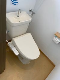 トイレはウォシュレット付き！ - 株式会社モリエン姫路営業所 多目的スぺース(2階)の設備の写真