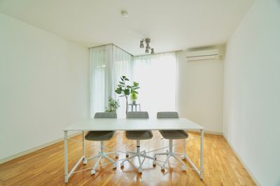 面談にもご利用いただいております。エントランスに4名ほど座れる待合いスペースもございます。 - BPstudio 撮影スタジオ・貸しスペースの室内の写真