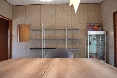 大きなテーブルを広々使えます。 - 昭和レトロなレンタルスペース『昭和SPACE』 昭和ＳＰＡＣＥ1号室2号室の室内の写真