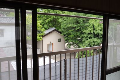 窓を開ければ蓮馨寺の境内が広がります。風通しはバツグンの部屋になります。 - 昭和レトロなレンタルスペース『昭和SPACE』 昭和ＳＰＡＣＥ1号室2号室の室内の写真