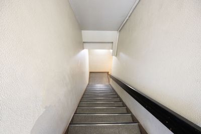 階段を下っていただき、地下1階になります。 - CaReealize会議室 CaReealize京橋会議室の入口の写真