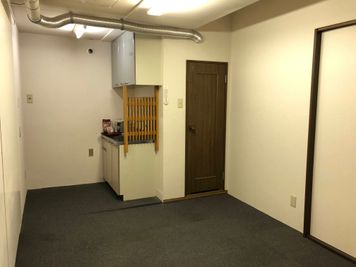 約8帖の控室・バックヤード（流し台・トイレ付き） - am Gallery OHTA 100㎡多目的オープンスペースの室内の写真