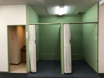 着替えスペースや物置に - am Gallery OHTA 100㎡多目的オープンスペースの室内の写真