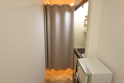 透けない間仕切りカーテンあるので安心してご利用できます - 福岡レンタルサロン Babu薬院 完全個室のプライベートサロンの室内の写真