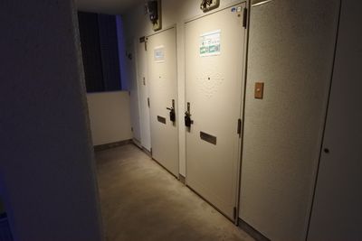 入り口のドアにキーボックスがあります - 福岡レンタルスペース RECO薬院 シンプルな多目的レンタルスペース　Wi-Fi完備の外観の写真
