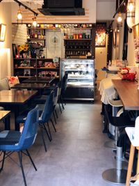 葵禅カフェ＆バー テラス席付きデニムスタイルお洒落なカフェの室内の写真