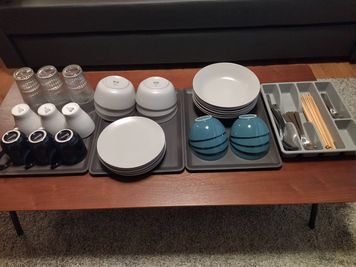 大中小のお皿、小鉢、グラス、マグカップ、カトラリーセット各６人分ご用意 - simasima古馬場の設備の写真