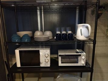 電子レンジ、オーブントースター、電気ケトル、食器は６人前セット - simasima古馬場の設備の写真