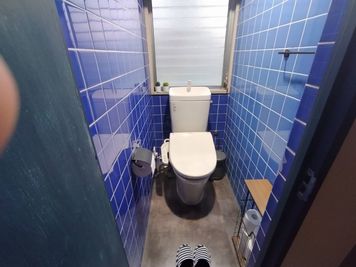 清潔なシャワートイレ装備の洋式トイレ - simasima古馬場の設備の写真