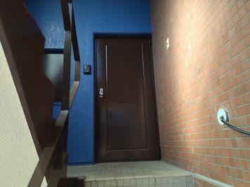 階段上がった３階のお部屋入り口風景 - simasima古馬場の入口の写真