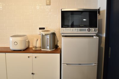 有料オプション：キッチン（ライト）（フル）
冷蔵庫・オーブンレンジ30L・炊飯器・電気ポット - LiTs 日本橋スタジオ 撮影、会議室、リモートワークの設備の写真