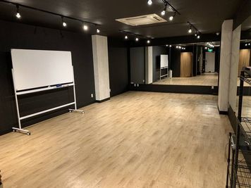 【女性に選ばれる渋谷のダンススタジオ】スマホ音源対応・定員20名の広々スペース・全面鏡張りでレッスン向き - Rスタジオ